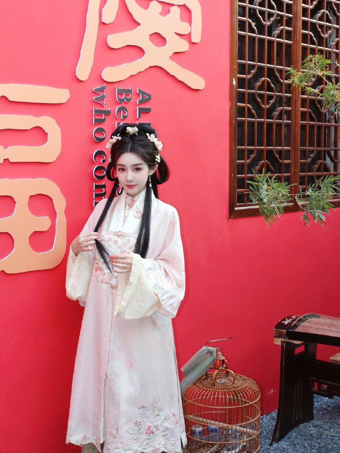 智能色调下的群像